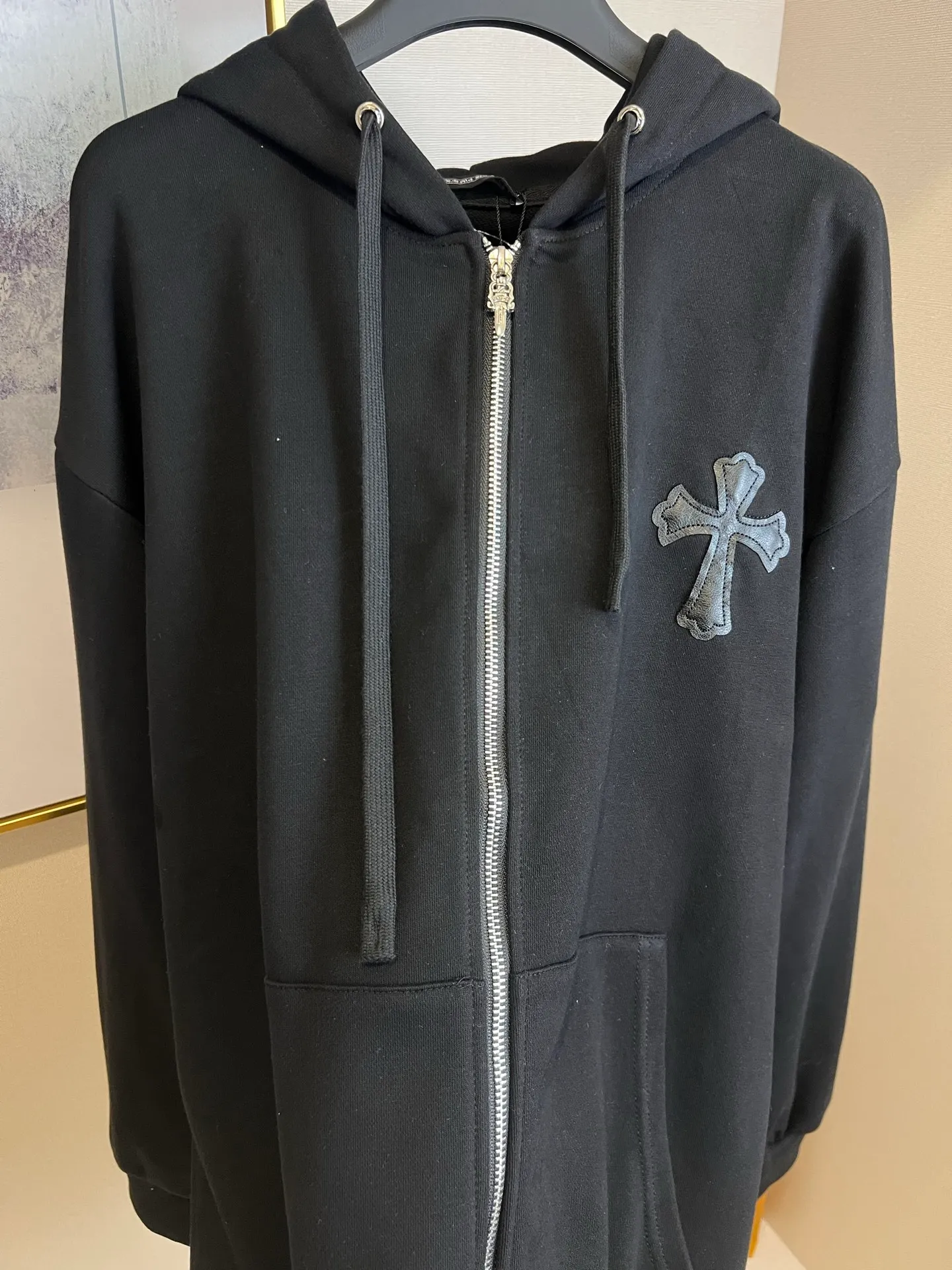 P360 Size: S/M/L/XL White/Black Unisex Chrome hearts ❤️Embroidered cross sweatshirt zipper jacket, comfortable and soft fabric, casual and comfortable to wear. The body is embellished with Sanskrit printing of the brand, which adds highlights to the solid color. The loose fit gives people a versatile feeling, and the upper body effect is also very strong. It is a super good-looking one. ⚠️Washing method: Please wrap pure cotton products in a laundry bag on the back for quick machine washing in cold water! ! Do not soak/wash in warm water!